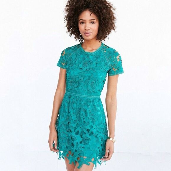 NWT Saylor Valencia Lace Dress in Teal Size Small - Picture 1 of 9
